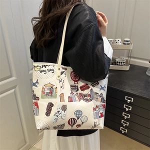 Borsa a secchiello bianca con graffiti colorati di Hong Kong e illustrazioni di bus