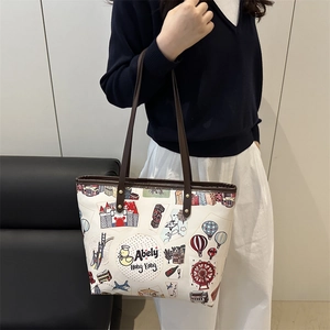 Elegante borsa tote bianco sporco con graffiti di orsi e illustrazioni di viaggio da donna