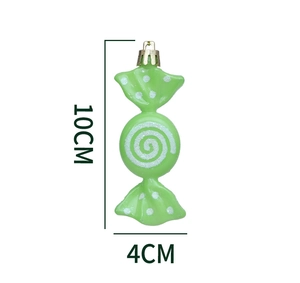 Detail eines 10 cm grünen Weihnachtsschmucks in Bonbonform mit Glitzermustern