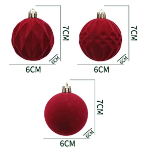 Detalle de bolas de Navidad flocadas rojo oscuro con texturas geométricas de terciopelo