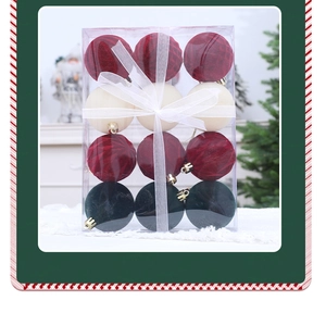 Bolas colgantes para árbol de Navidad en rojo, blanco y verde oscuro con textura de flocado