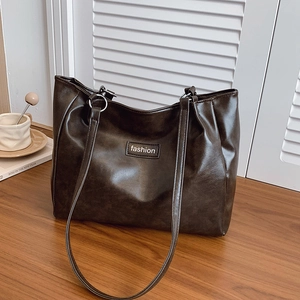 Women Large Capacity PU Leather Tote Bag Vintage Commuter Shoulder Bag With Fashion Letter Patch And Baseball Pendant