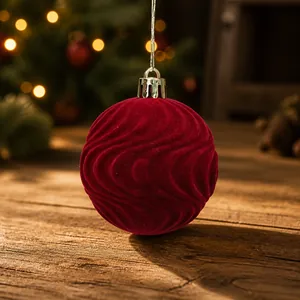Dettaglio pallina di Natale rosso scuro floccata con trama a onde 3D e cappuccio argento