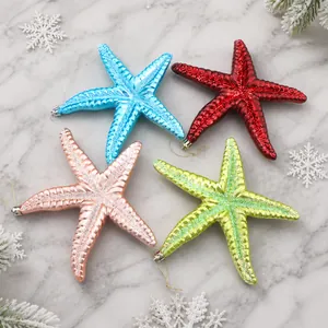 Detailansicht bunter Seestern-Weihnachtsanhänger mit Glitzertextur und Aufhängeseilen