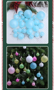 Détail de boules de Noël macaron avec attaches argentées sur une branche de sapin