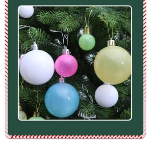 Gros plan de boules de Noël pastel suspendues à une branche de sapin vert