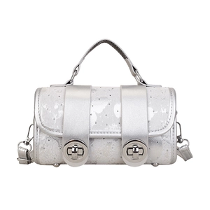 Silberne Zylindertasche mit Landkartenmuster und metallischen Schnallendetails