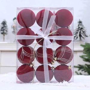 Set de 12 bolas de Navidad flocadas rojo oscuro con texturas en caja de regalo