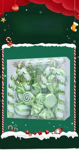 Nahaufnahme von 18 grünen und weißen Weihnachtsanhängern im Süßigkeiten-Design in Klarsichtbox