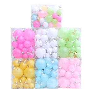 Assortiment de boules de Noël pastel en plusieurs tailles avec attaches dorées de luxe