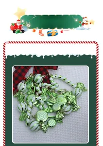 Details von grün-weißen Pfefferminz-Zuckerstangen und Weihnachtsbaum-Anhängern