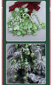 Detail von grün-weißen Glitzer-Süßigkeiten, die an einem Schneeweihnachtsbaum hängen