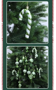 Detailansicht grüner und weißer Zuckerstangen-Anhänger am Weihnachtsbaum
