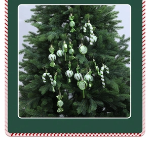 Details von minzgrünen Zuckerstangen und Weihnachtskugeln mit weißen Streifen am Baum