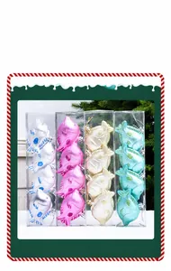 Détail de 4 suspensions de Noël en forme de poisson pailleté dans leur boîte
