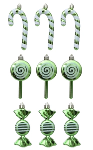 Detail von 9 grünen Weihnachtsanhängern inklusive Zuckerstangen und Lutscher