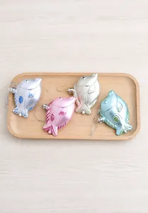 Détails de quatre ornements de Noël en forme de poisson avec paillettes et nacre