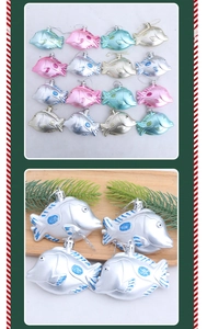 Détail de suspensions de Noël en forme de poisson avec paillettes en plusieurs couleurs