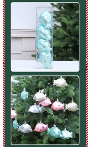 Détail d'ornements de poisson scintillants pour sapin de Noël en couleurs pastel