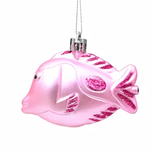 Détail d'un ornement de Noël en forme de poisson rose en plastique de haute qualité