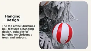 Primer plano detallado de una bola de Navidad a rayas rojas y blancas colgada del árbol