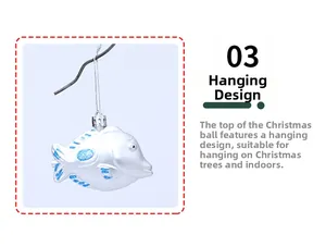Vue détaillée d'un ornement de Noël en forme de poisson argenté avec paillettes bleues