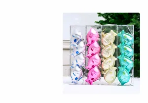 Vue détaillée de quatre couleurs de suspensions de Noël en forme de maquereau perlé