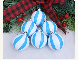 Set de 6 bolas de Navidad a rayas azules y blancas con tapas plateadas en ramas de pino