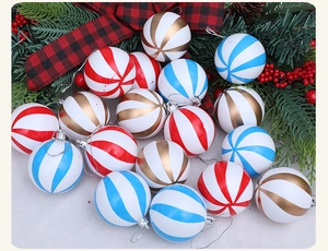 Detalle macro de bolas de Navidad con rayas en espiral con agujas de pino y decoración