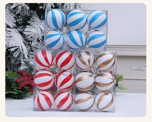 Detalle de bolas de Navidad con rayas en azul rojo y dorado empaque decorativo