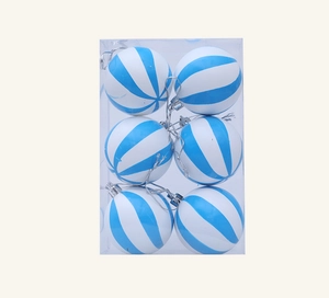 Detalle de bolas de Navidad con rayas azules y blancas en una caja de regalo de 6