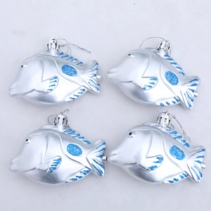 Lot de quatre ornements de Noël en forme de poisson argent et bleu avec des paillettes