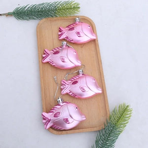 Lot de 4 décorations de Noël en forme de maquereau rose dans un plateau en bois naturel
