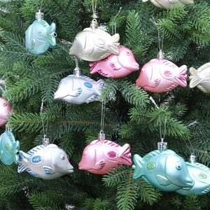 Lot de suspensions poissons pailletées pour sapin de Noël en bleu, rose et argent sur branches