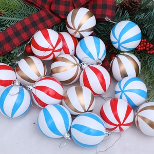 Bolas de Navidad con rayas en rojo, azul y dorado con lazos plateados para decorar