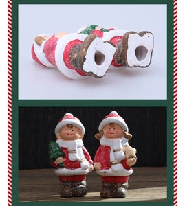 Details von Weihnachts-Kerzenhaltern aus Keramik mit festlichen Puppenfiguren und Schneetextur