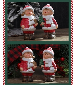 Detailansicht der Weihnachts-Keramikfiguren Junge und Mädchen mit schneebedeckter Textur