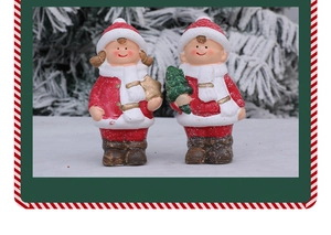 Detailansicht der weihnachtlichen Keramikfiguren Junge und Mädchen in Winterkleidung