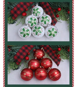 Primer plano de bolas de Navidad mate rojas y blancas con patrones festivos y cintas