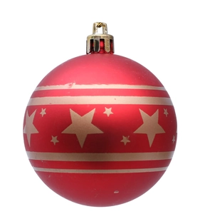 Vista detallada de una bola de Navidad roja con estrellas doradas y rayas decorativas