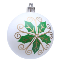 Detalle de bola de Navidad con hojas de acebo verdes y patrones de filigrana dorada