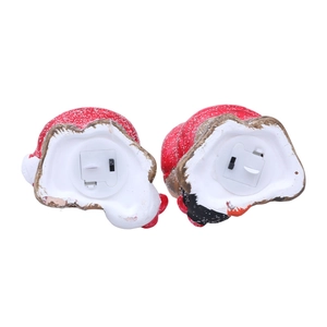 Vista inferiore di statuette natalizie in ceramica con vano batterie e interruttore on-off