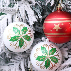 Set de bolas de Navidad rojas y blancas con motivos dorados colgadas en el árbol