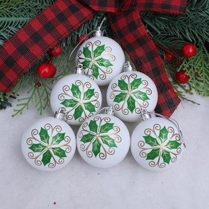 Juego de 6 bolas de Navidad blancas con hojas de acebo verdes y espirales doradas