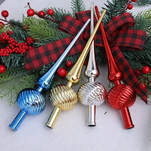 Puntali per albero di Natale in quattro colori metallici con trame a spirale e decori