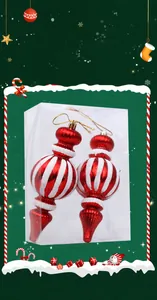 Detail von rot-weiß gestreiften Weihnachtskugeln in transparenter Verpackung