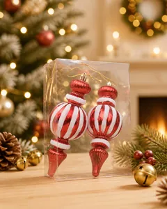 Detail von rot-weiß gestreiften Weihnachtsanhängern mit goldenen Kordeln im 2er-Set