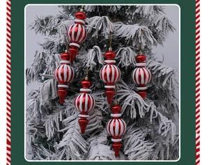 Detalle de adornos navideños con rayas rojas y blancas en un árbol nevado