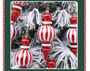 Colgante navideño retro con rayas en espiral rojas y blancas en una rama nevada