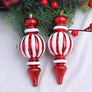Set de dos adornos navideños de gota con rayas rojas y blancas sobre fondo de nieve